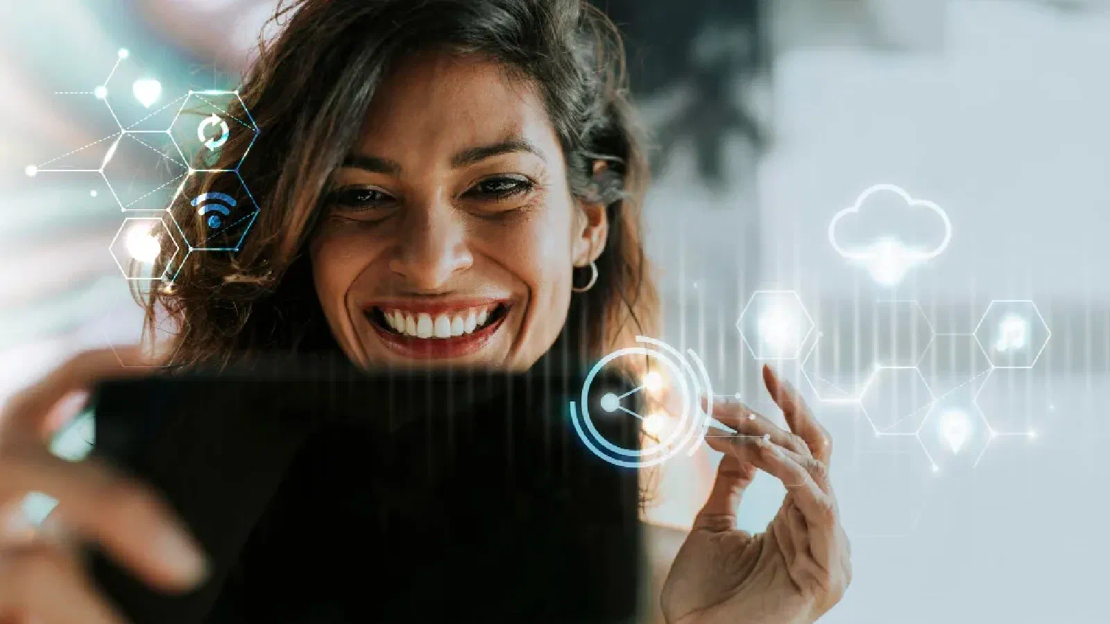 Mulher sorrindo diante de um tablet, com ícones digitais de conexão ao redor